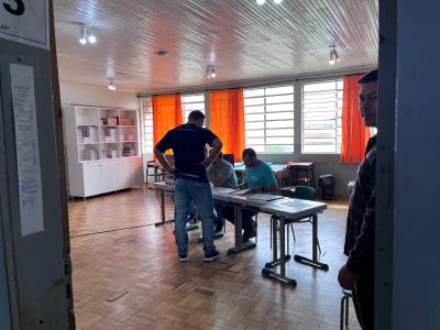 Votação na Escola Dr. Leocadio José Correia flui dentro do programado